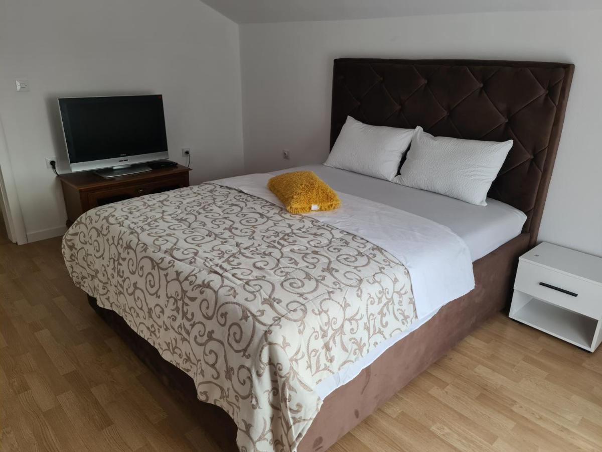 Js Apartmani Nikšić Bagian luar foto
