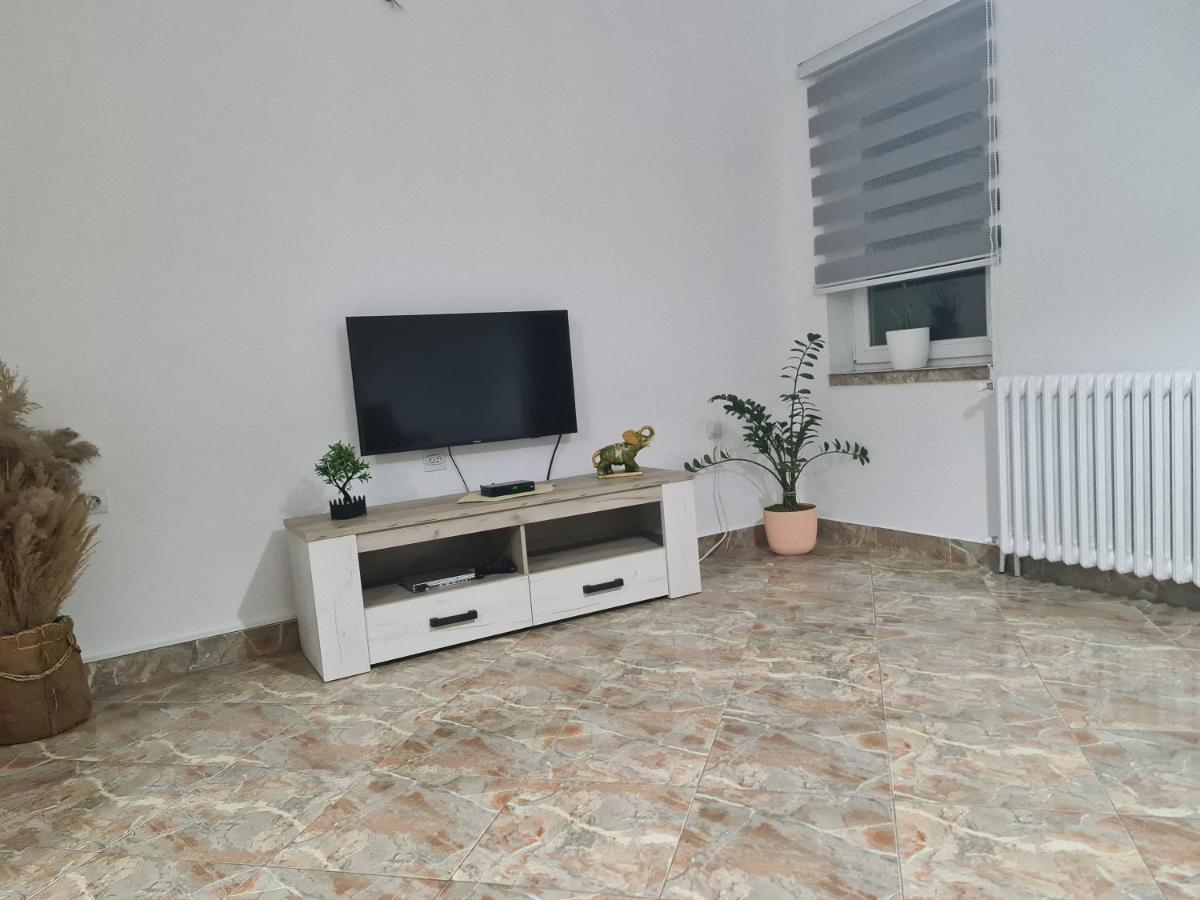 Js Apartmani Nikšić Bagian luar foto